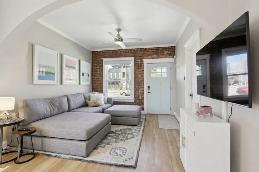 Chic, Luxurious Sunnyside Home - Image 1
