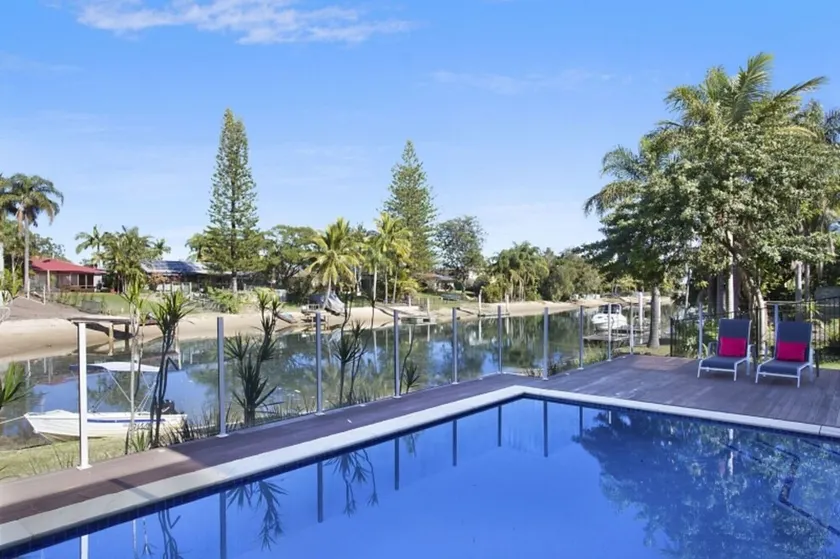 5⭐️ Family Luxury Waterfront home in Central Broadbeach - Image 1