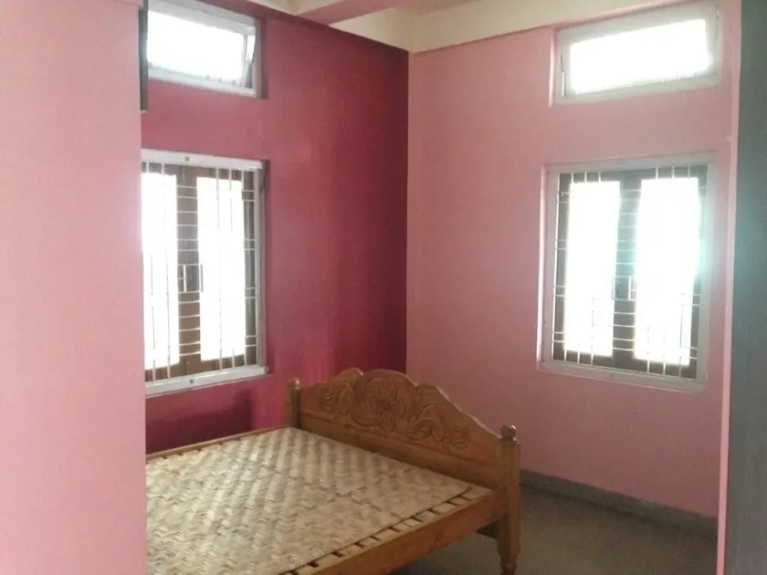 Un immeuble résidentiel spacieux de deux étages supportant une salle de bain 3BHK 2 - Image 1
