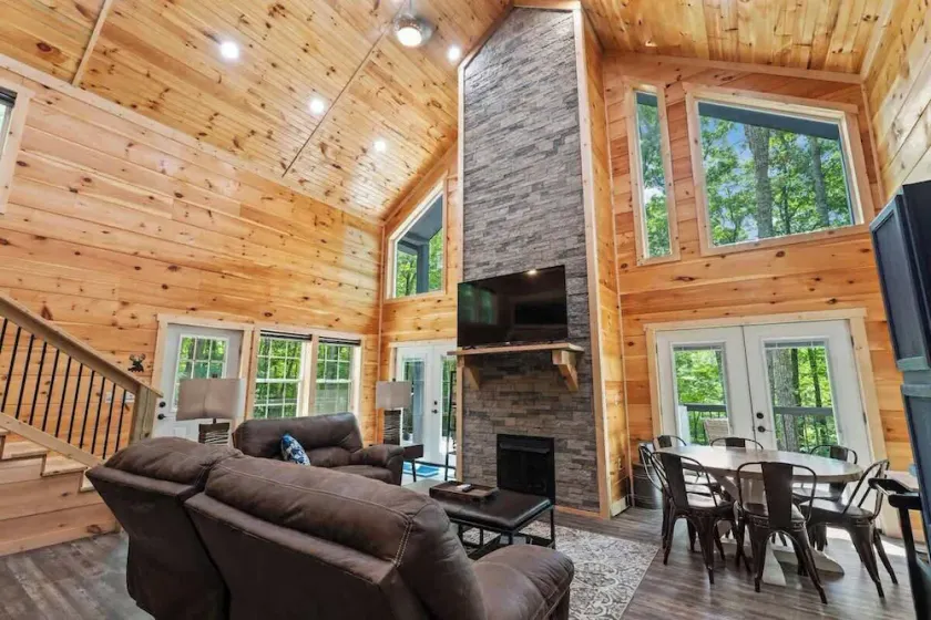 3BR 2BA w/ King Bed/Hot Tub in Heart of RRG - Image 1