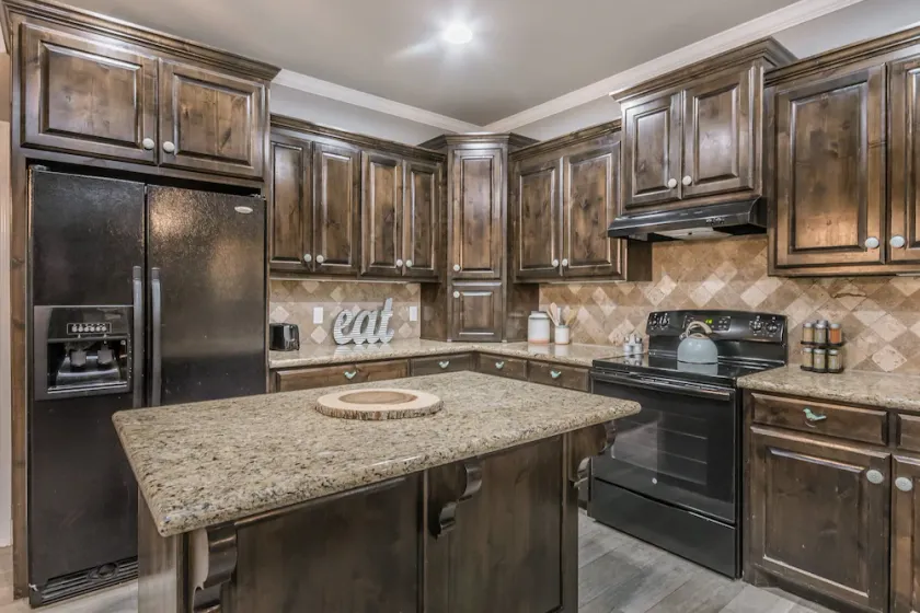 Cheerful 3 Bedroom Home, King Bed, 10 min from Palo Duro Canyon, Fireplace, Washer Dryer - Image 1