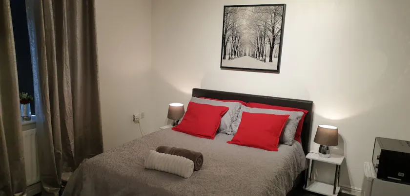 Exquisite 4 - Bed Whole House (Private Bath, Modern Kitchen, Free Parking, WiFi) - Image 1