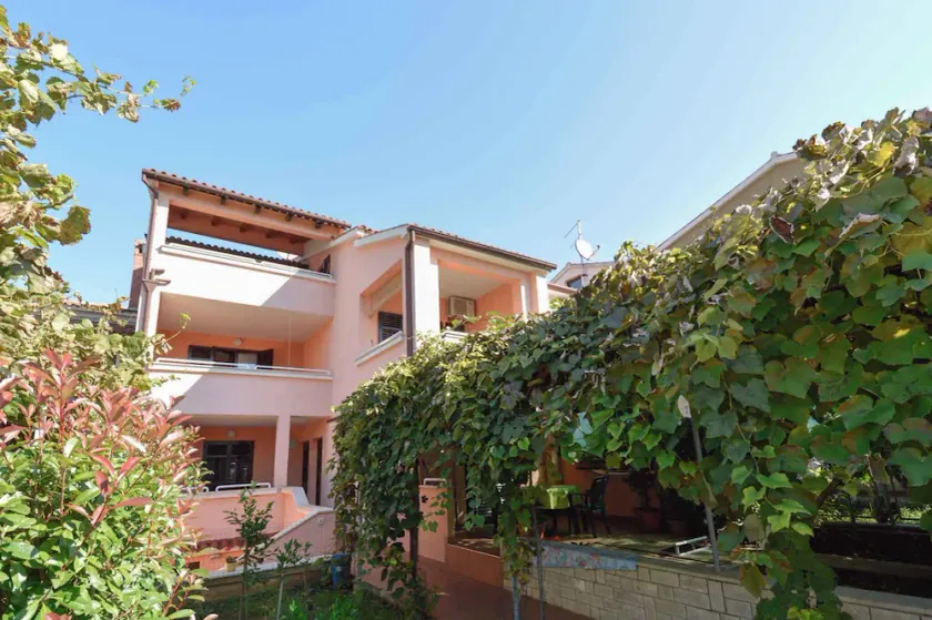 Holiday apartment with balcony and air conditioning - Image 1