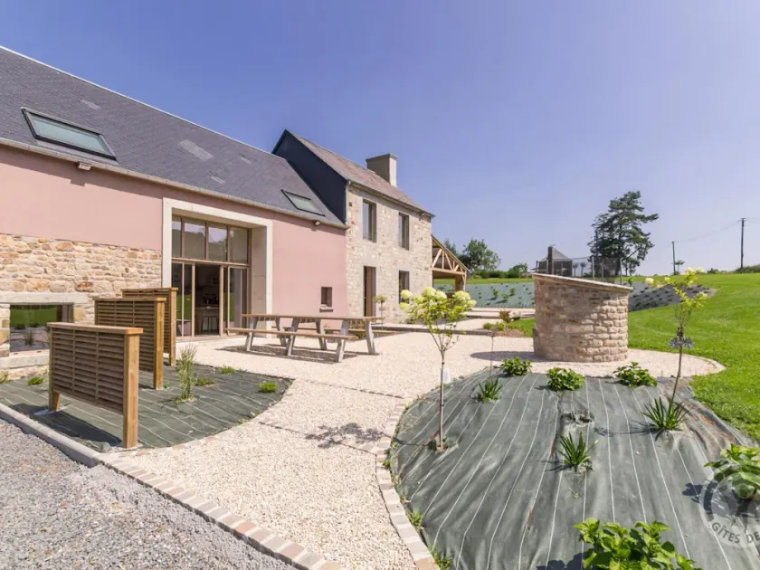 Charming House with Trampoline, Garden, Near Hiking Trails, Sleeps Up to 10 - Image 1