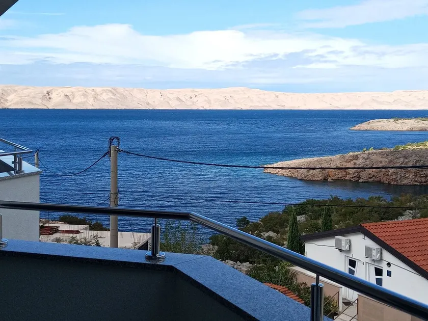 Villa Luce. Ny Rummelig lejlighed 70 m fra havet, med udsigt over havet ved Karlobag. - Image 1
