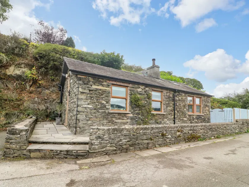 THE LODGE, pet friendly, luxury holiday cottage in Newby Bridge - Image 1