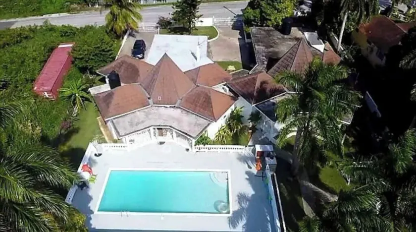 Windy Villa Sleeps 8 /Free Wifi & Airport Pickup - Image 1
