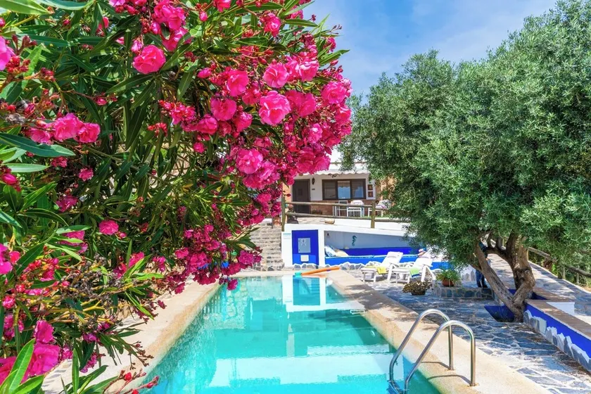 Villa for 4 with feature pool & great reviews - Image 1