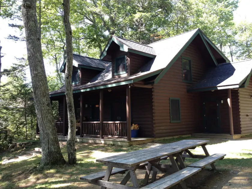 QUINTESSENTIAL MAINE LOG CABIN SET PÅ VÄRLIGA LAKE - Image 1