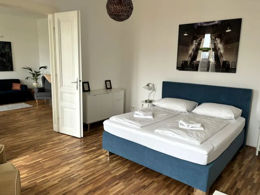 Sunny apartment right on the Augarten - Image 1