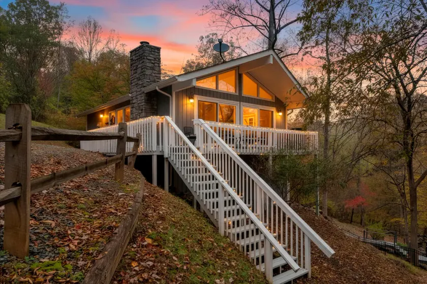 Hummingbird Cottage- charming cottage in quiet cove close to Bridgewater! - Image 1