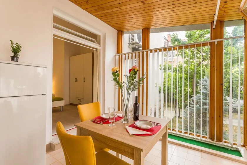 Studio Leon-Sara with shaded patio and garden view - Image 1