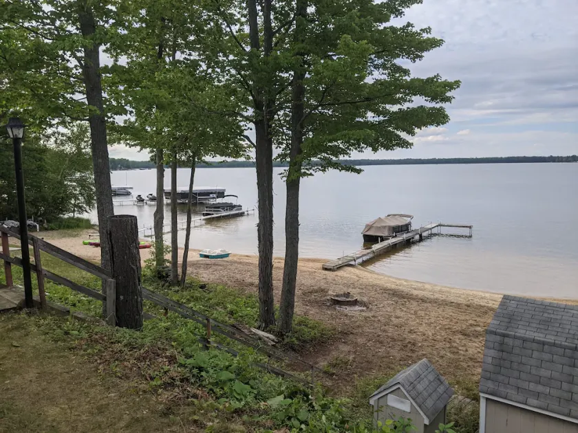 3 Schlafzimmer Seeufer-Cottage am schönen Sandstrand Lake Missaukee - Image 1