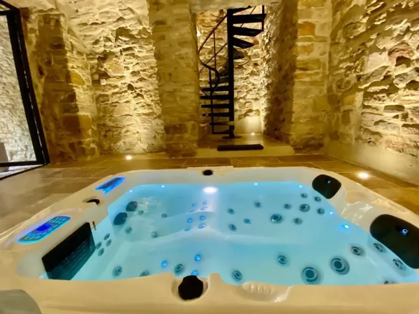Suite Grand Luxe SENSATION avec Jacuzzi privatif - Image 1
