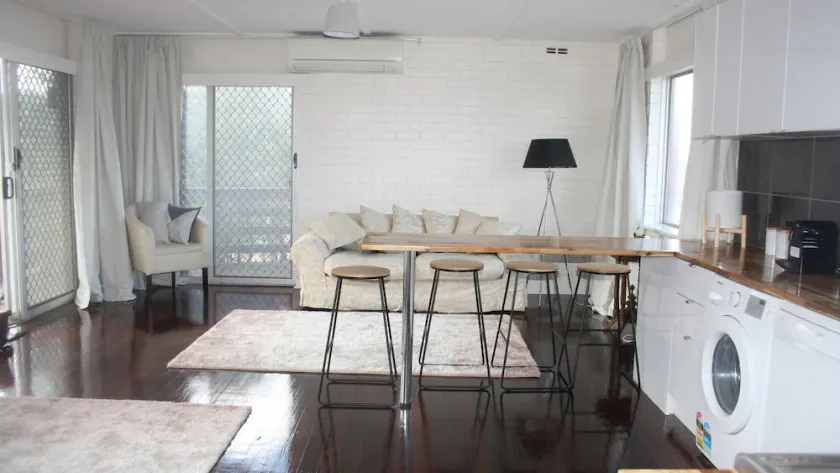 Upstairs at Green:Executive Apartment - Image 1