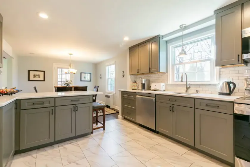 Quiet suburban home close to Fairfield beaches and universities - Image 1