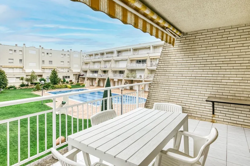 Appartement de vacances \"Els Pins\" avec piscine partagée, balcon et Wi-Fi. - Image 1