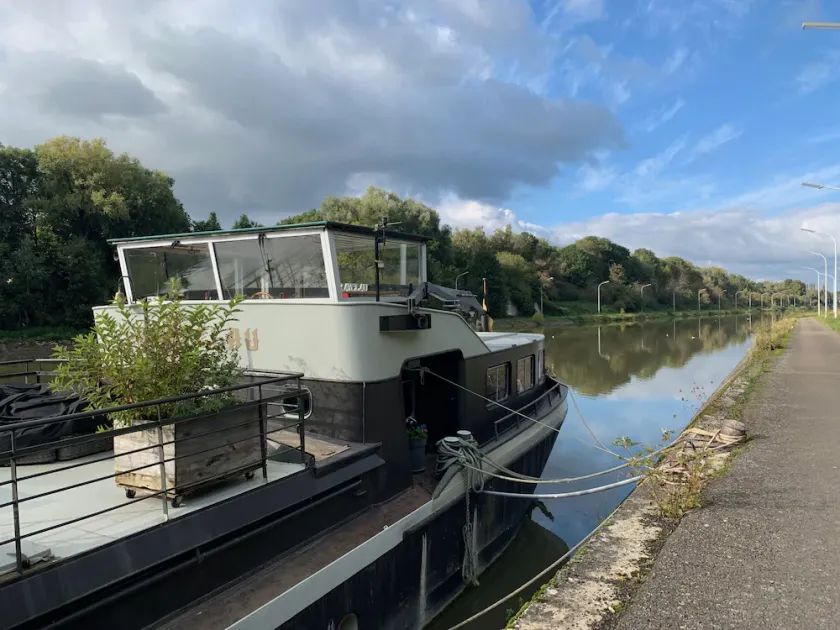 Atypical accommodation on a barge - Image 1