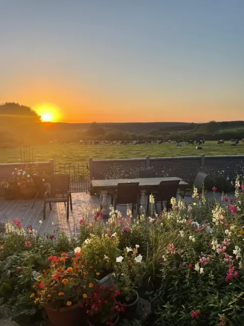 Tranquil countryside farmhouse stay - Image 1