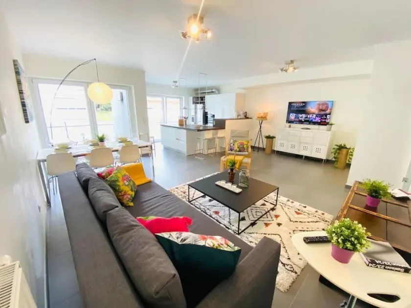 Large 3bedrooms with Terrace and Parking - Image 1