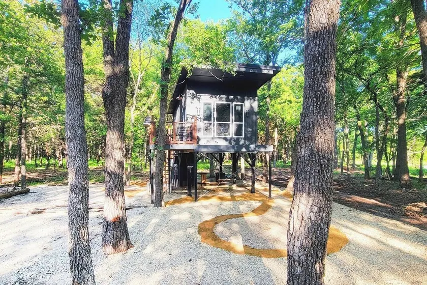 Little Luxe Romantic Treehouse Cabin - Image 1