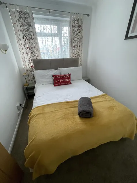 Wardown Place - Spacious 3 Bed House available for short term or long term Rental - Image 1
