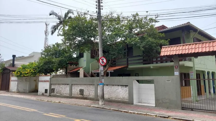Apartment with a prime location, just one block from the beach. - Image 1
