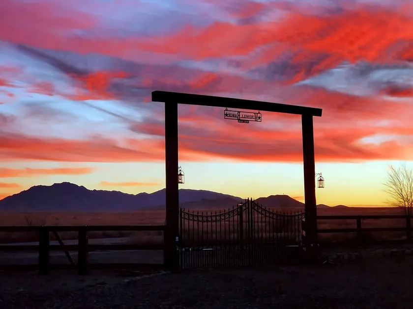 Warm & Cozy Mountain Ranch · Snowbirds Welcome · Sleeps 8 · Near Prescott - Image 1