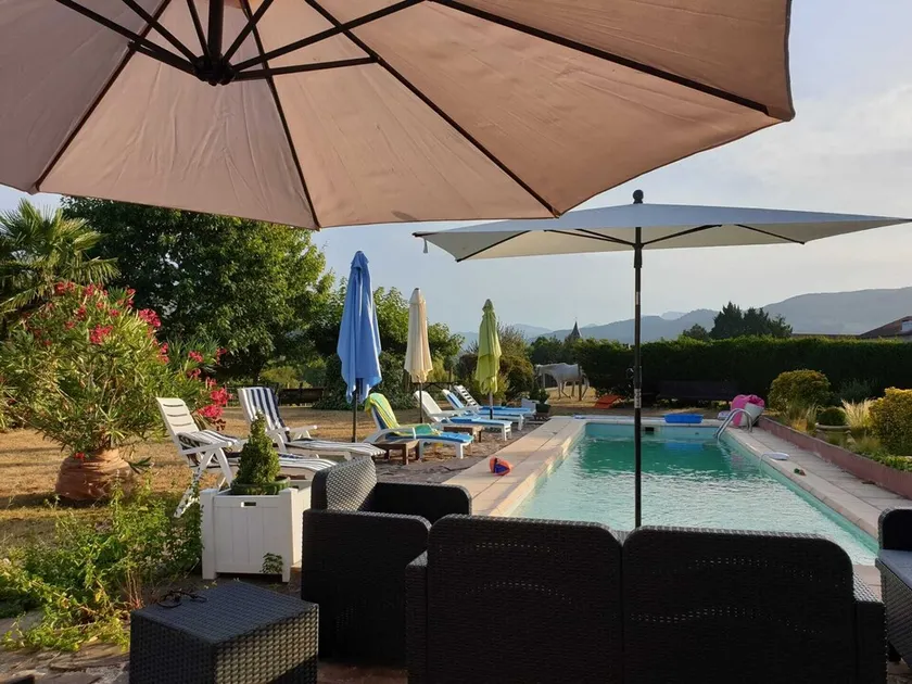 Gîte for 2 people; on one level; with shared swimming pool; - Image 1