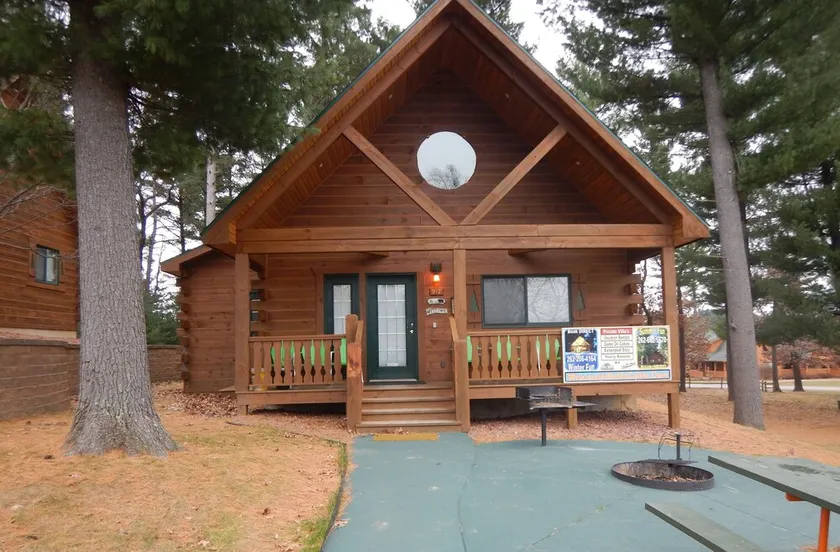 Great Family Cabin    Entertainment Cabin: 10 Large screen TV's  and 8 Recliners - Image 1