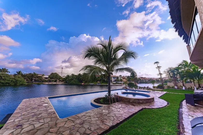 Gorgeous 3 Bdrm Lagoon Condo Pool Wifi Kayak paddle boards Golf Cart Available - Image 1