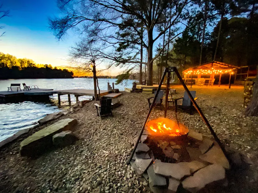 Waterfront apartment near downtown Davidson - Image 1