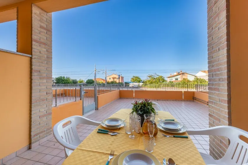 Bright and comfortable apartment, able to accommodate up to 4 people, with a large double bedroom and bedroom with a bunk bed, equipped terrace, living room and kitchenette. Ideal for a relaxing beach holiday, a few meters from the Blue Beach and in a co - Image 1
