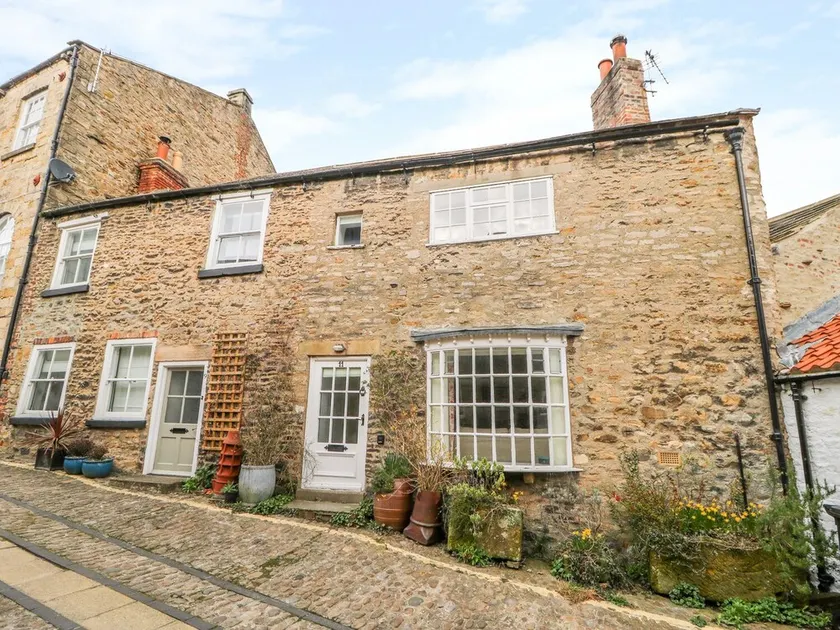11 TOWER STREET, pet friendly, character holiday cottage in Richmond - Image 1