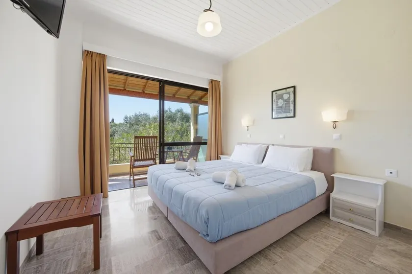 Alexandra Apartment 13 with Private Balcony & Wi-Fi - Image 1