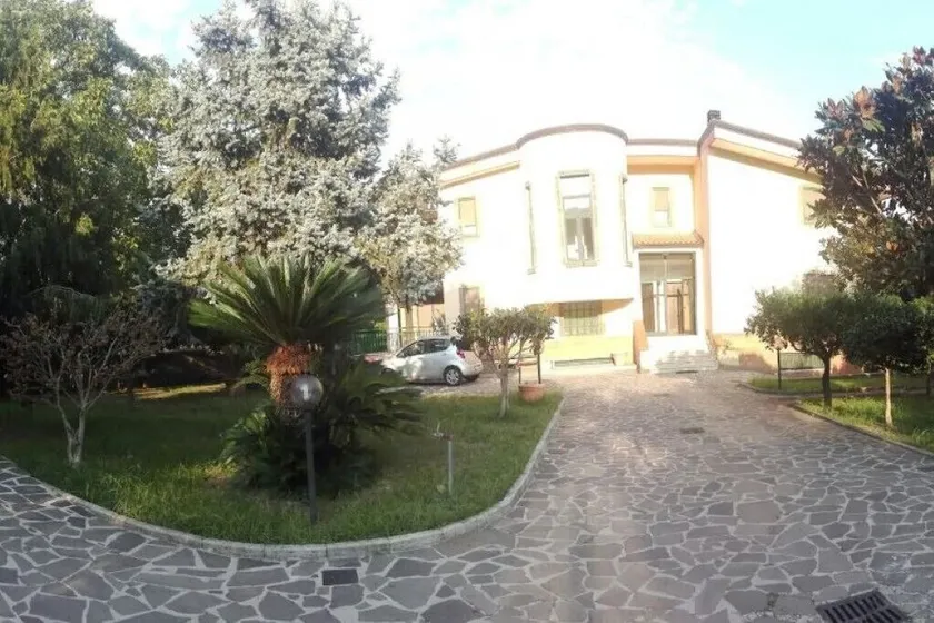 Villa Enza omgivet af grønne områder - Image 1