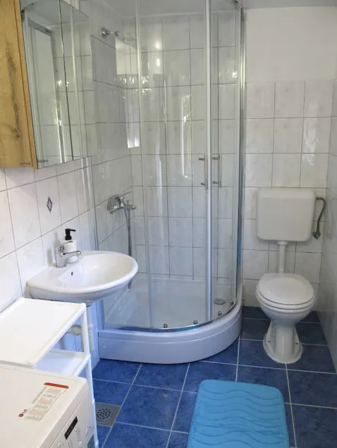 Vintage 3-Bedroom Apartment - Image 1