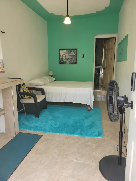 Cozy studio apartment with private parking - Image 1