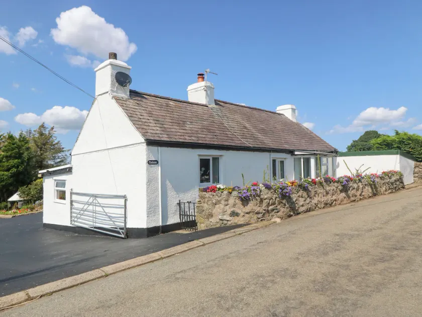 PEN BONC, pet friendly, with a garden in Llanddaniel Near Gaerwen - Image 1