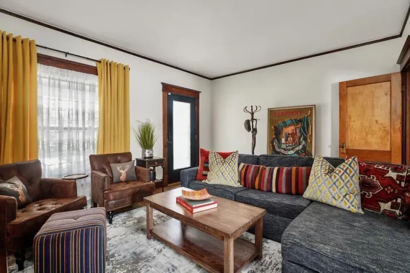 Highlands Three Bedroom House - Walk to Restaurants and Bars! - Image 1