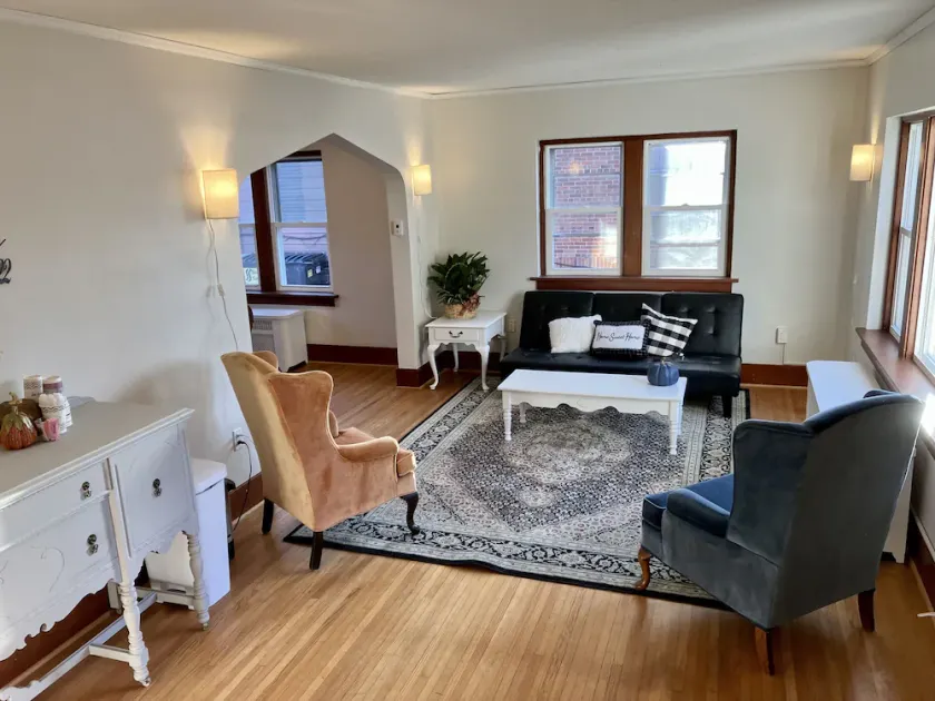 Charming & convenient house in downtown Marshall - Image 1