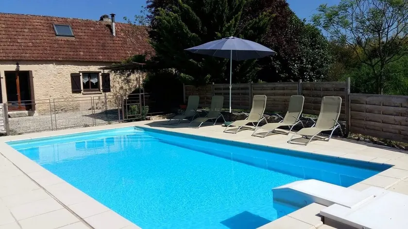 Renovated farmhouse, quiet location, unobstructed view, private pool - Image 1