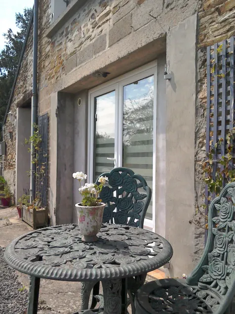 Perfect hideaway in a rural setting, yet only a 10 minute walk to the village. - Image 1
