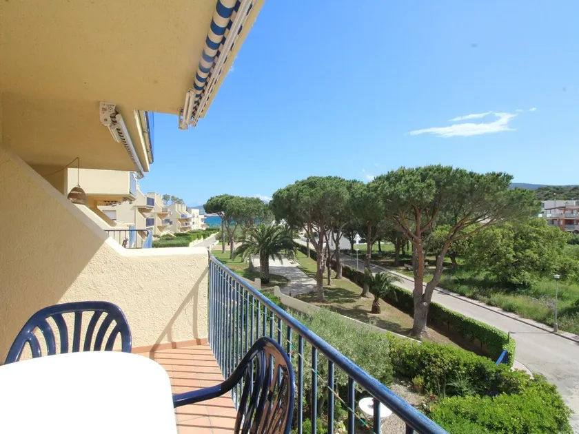 Wohnung mit Terrasse, 150m vom Strand Grifeu, WLAN, Parkplatz, für 4 Gäste - Image 1