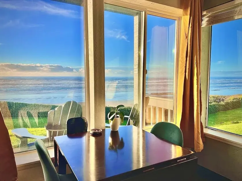 Oceanfront studio with King bed, hot tub & AC - Image 1
