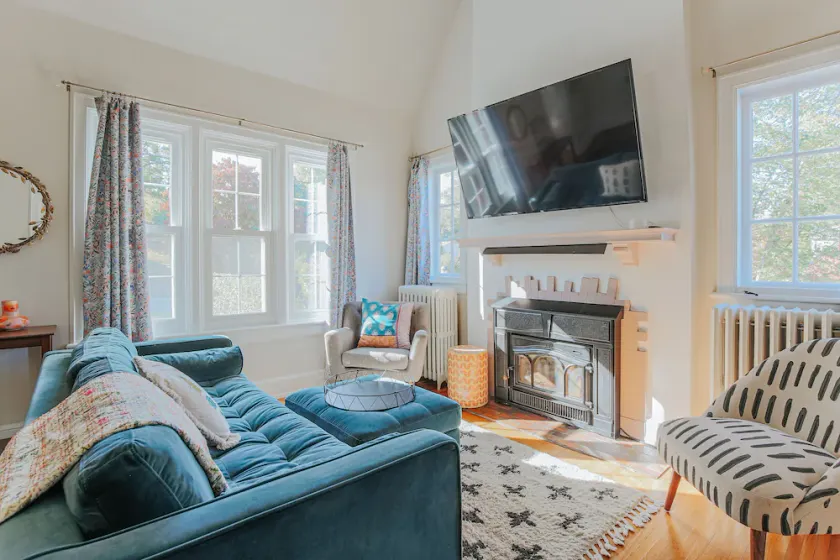 Charming 5 Bedroom Historic brick home w/ sprawling river views, pool & hot tub! - Image 1