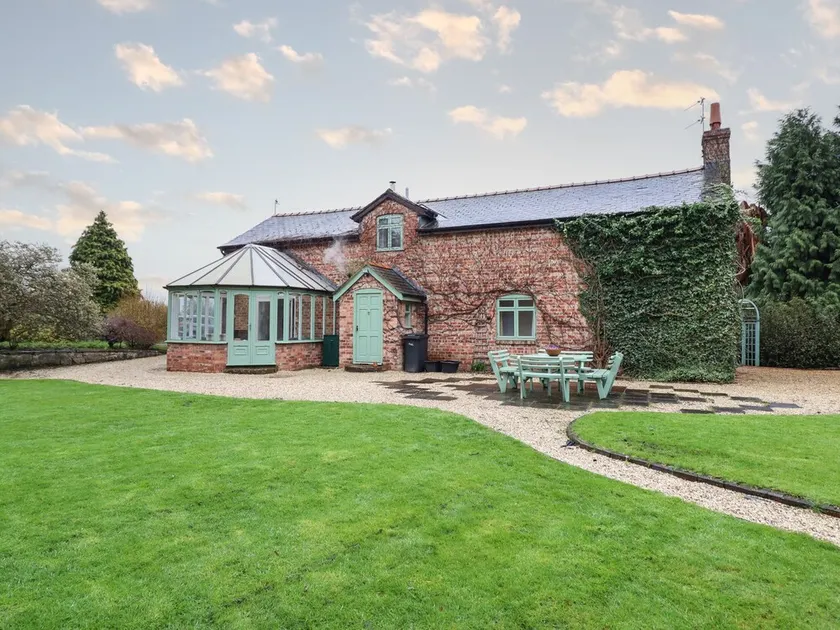 THE COACH HOUSE, pet friendly, with hot tub in Llanymynech - Image 1