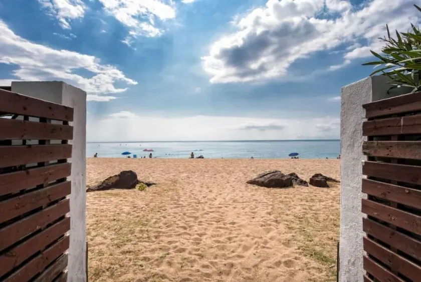 Cozy house with direct access to the beach - Image 1