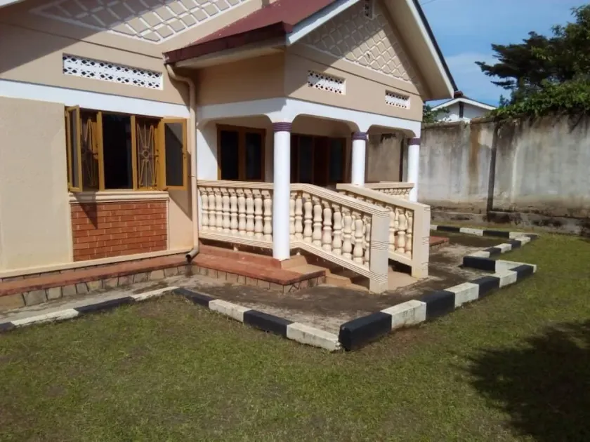 Fully furnished in secure perimeter wall - Image 1