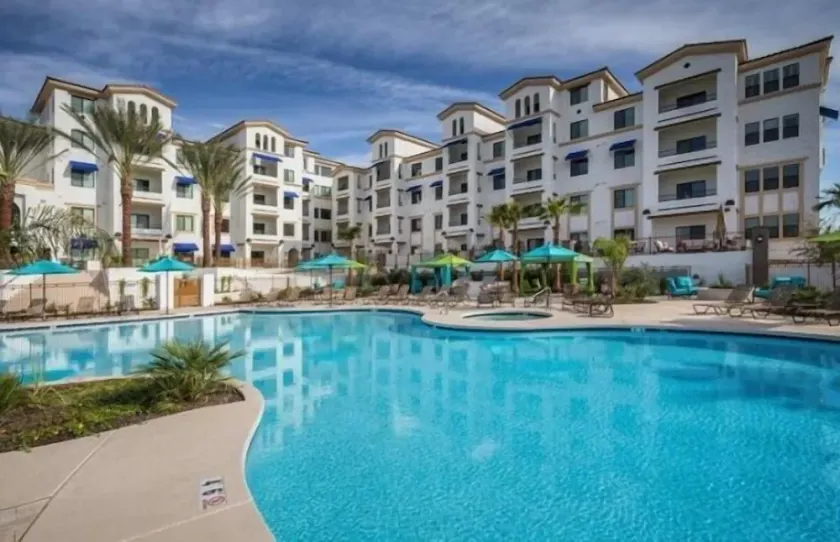 PENTHOUSE med udsigt over RESORT POOL i centrum af Ocotillo! - Image 1